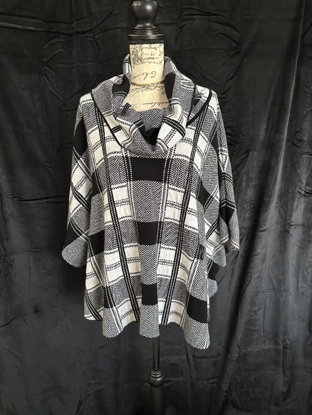 Fever, black & white plaid knit cape, L/XL
